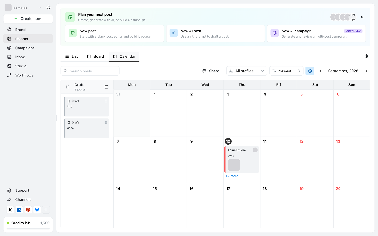 Ocoya Planner in der Calendar-Ansicht mit einem Monatsraster, einem Panel Draft links, einem Filter All profiles und einer Schaltfläche Share
