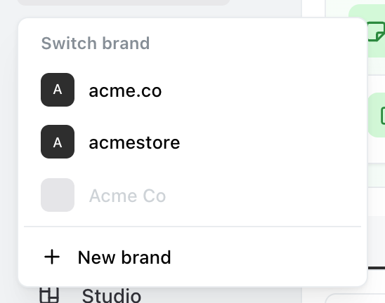 Il menu di cambio brand di Ocoya con il titolo Switch brand, che elenca tre brand con quello attuale in grigio e un'opzione New brand in fondo