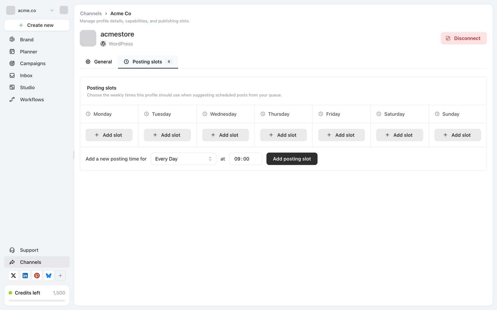 Tab Posting slots eines Kanals mit sieben Tagesspalten von Montag bis Sonntag, jeweils mit einer Schaltfläche Add slot, und darunter einer Zeile „Add a new posting time for Every Day at 09:00“ mit einer Schaltfläche Add posting slot
