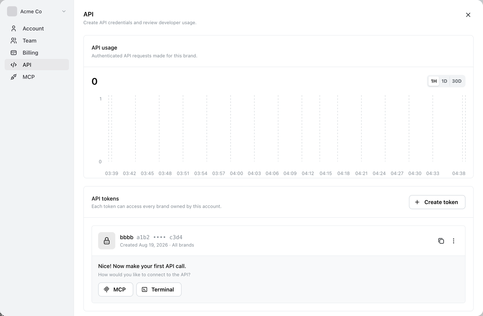 Le impostazioni API di Ocoya con un grafico dell'utilizzo dell'API con intervalli 1H, 1D e 30D, e una sezione API tokens con un pulsante Create token e un token in elenco con il valore mascherato e la data di creazione